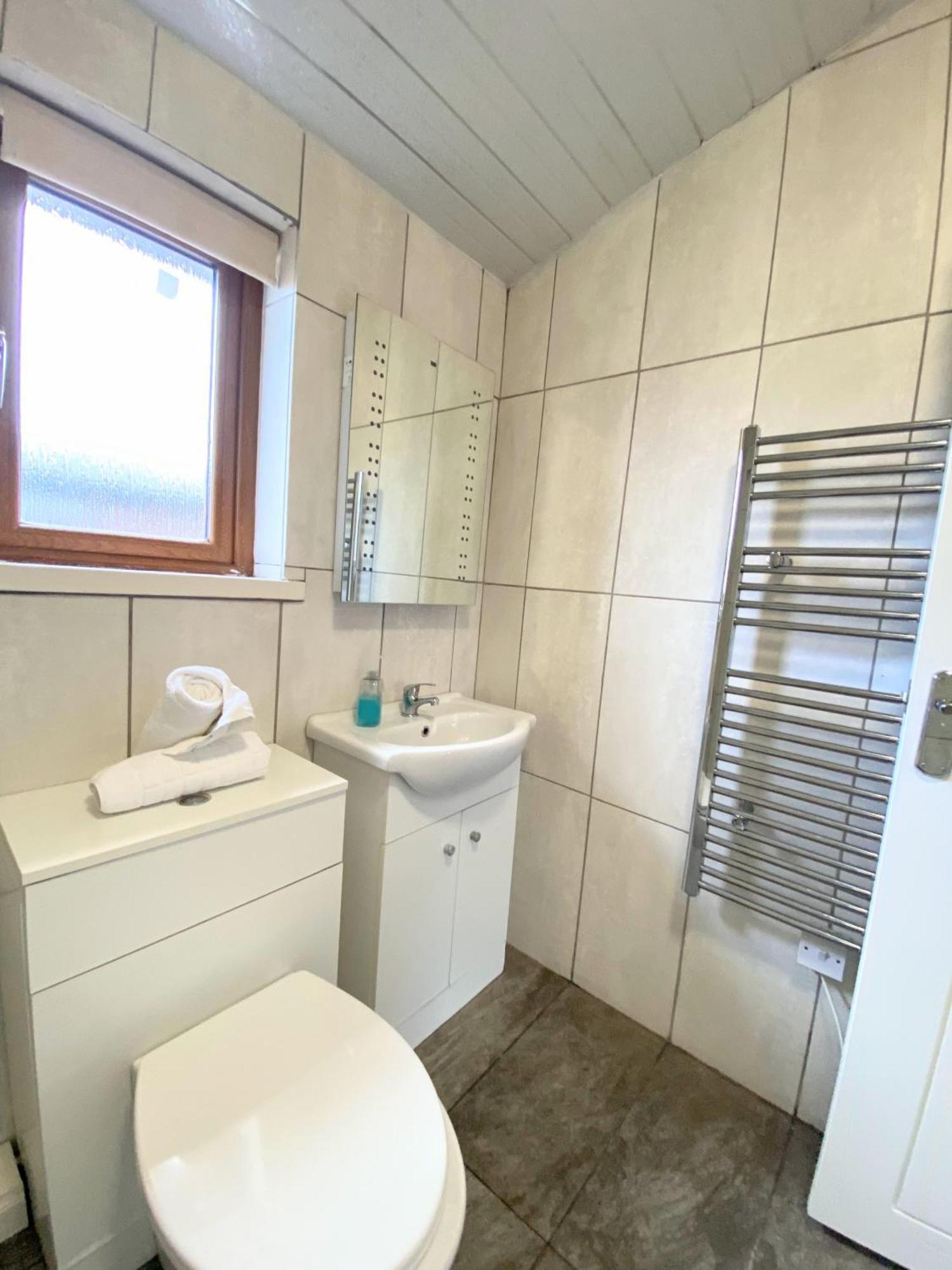 Ochil 10 With Private Hot Tub - Fife - Loch Leven - Lomond Hills Villa Kelty Bagian luar foto